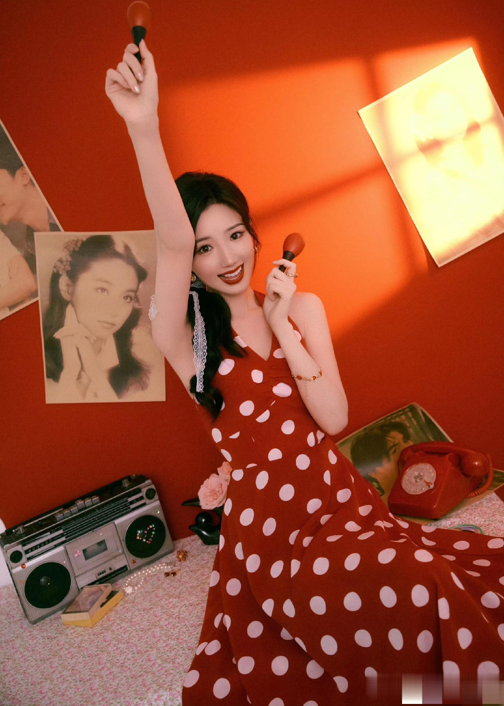 毛晓彤复古风大片释出，波点裙配美足超惊艳