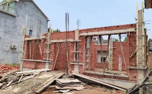 邻居欺负老实人不让建房，五年无法动工，老实人气得直接把宅基地挖成鱼塘养鱼