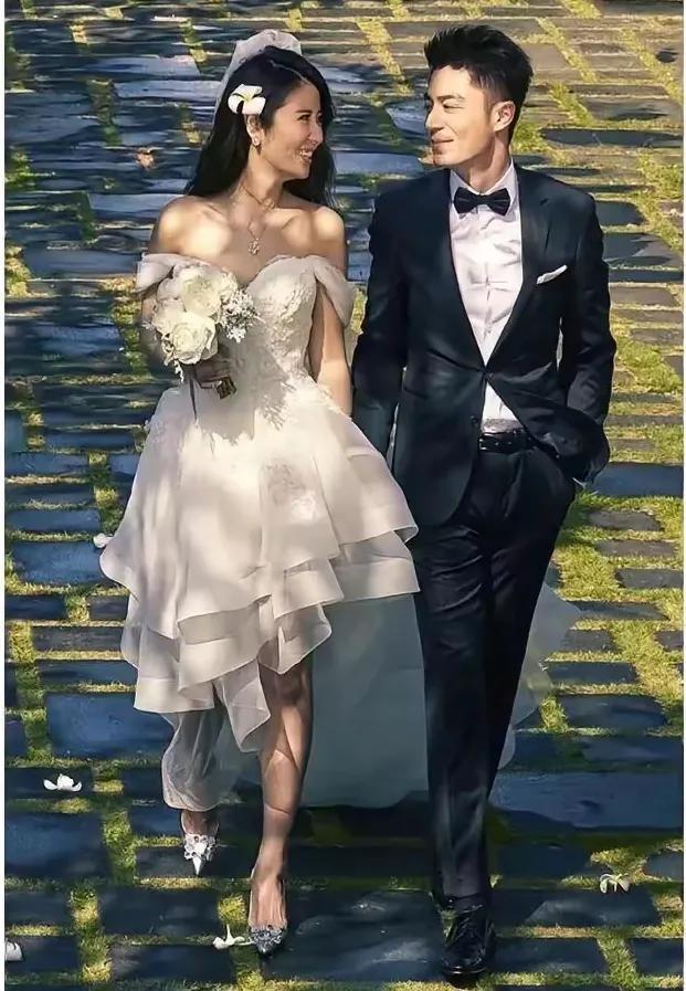 林心如霍建华的结婚照～有油画的感觉，有意境，很平静幸福的