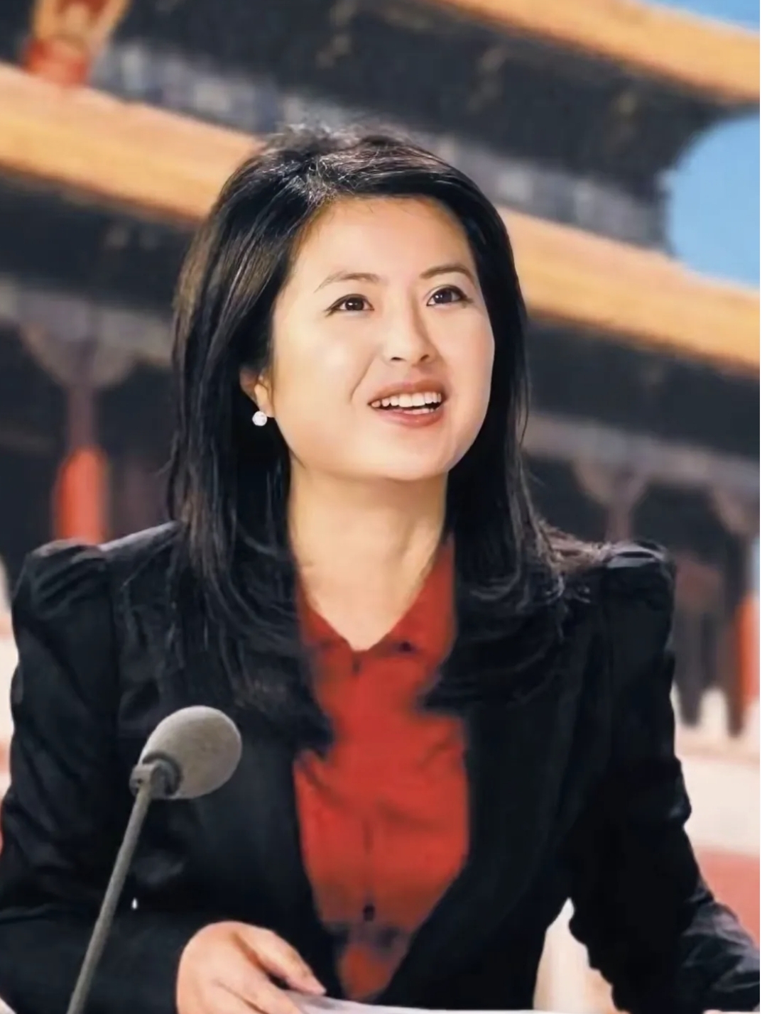 和李铁相守26年，离开央视后财富自由，定居上海，满头白发也坦然