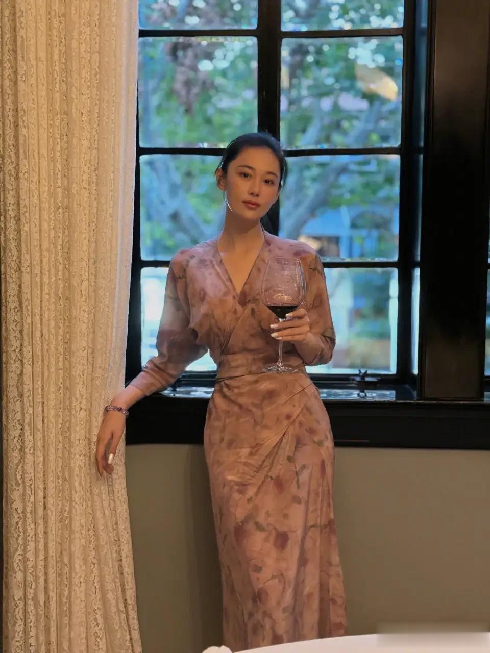 张馨予发文想家后，家中画面曝光，淡妆、微醺、素裙太惊艳