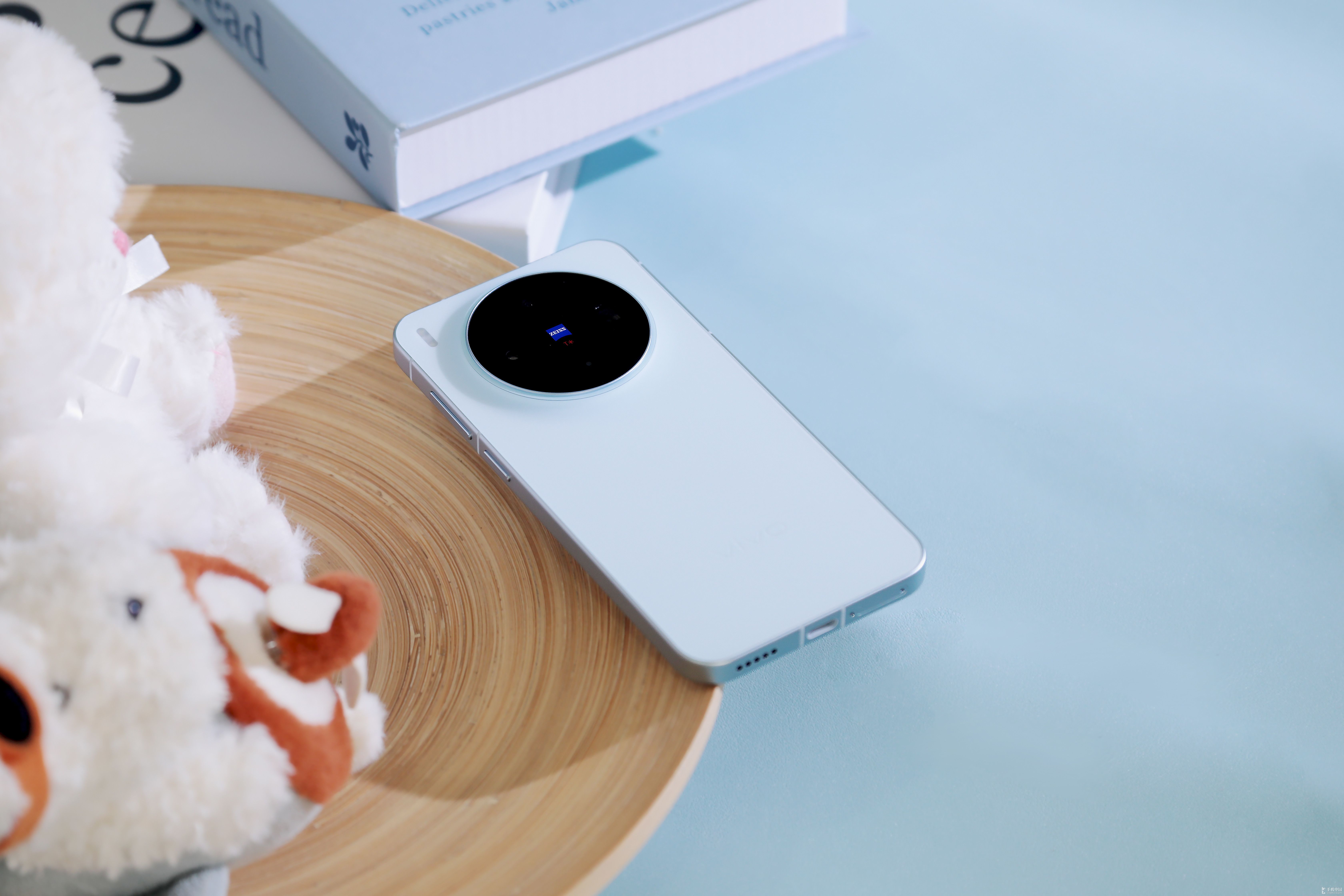 vivo X300图赏:治愈色彩搭配丝绒触感 上手就忍不住想“Rua”!