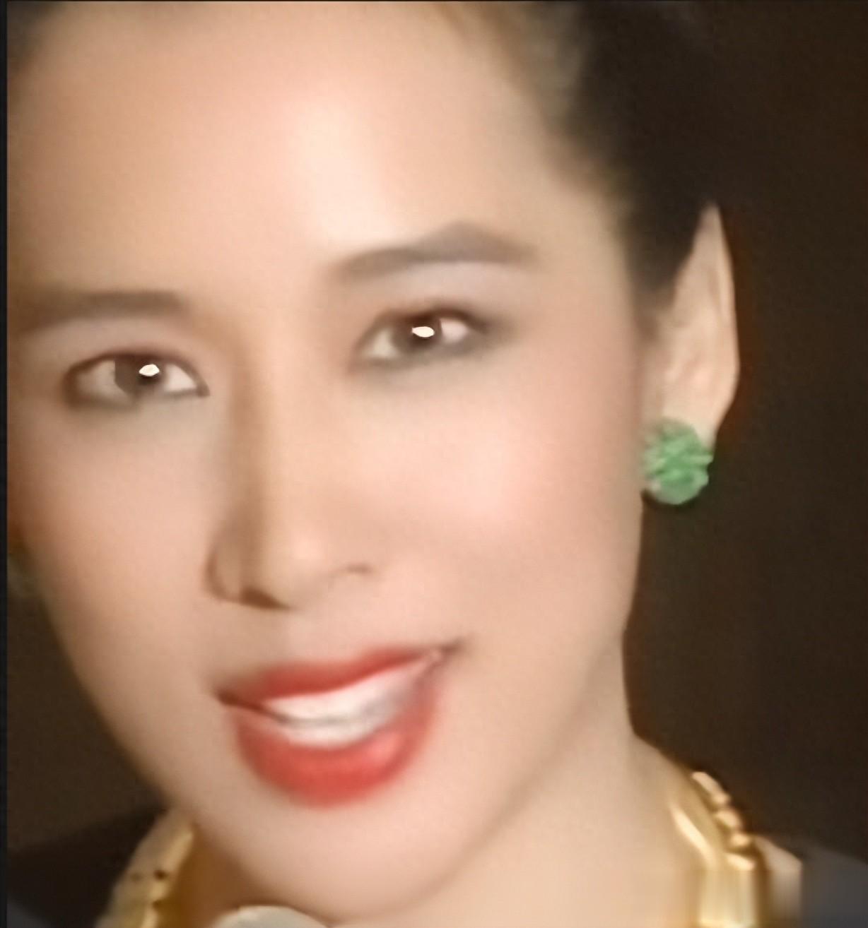 朱玲玲霍震霆离婚19年，每周三回霍家吃饭，二婚老公罗康瑞啥态度