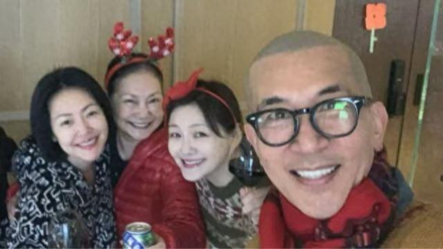 大S家人强颜合影:S妈头巾掩白发,小S哭肿双眼,具俊晔暴瘦阴郁