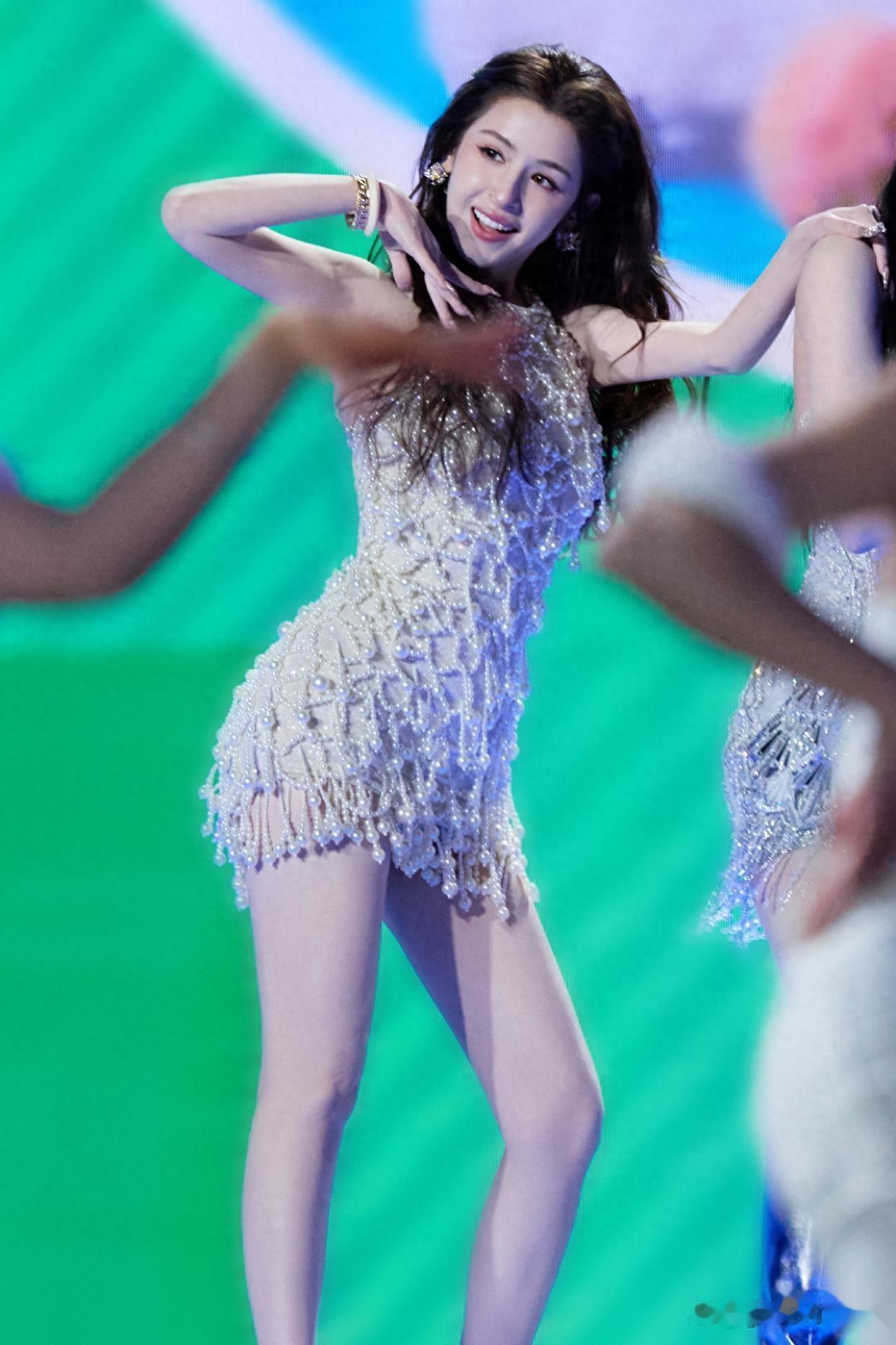 哈妮克孜，短裙大长腿，活力十足。