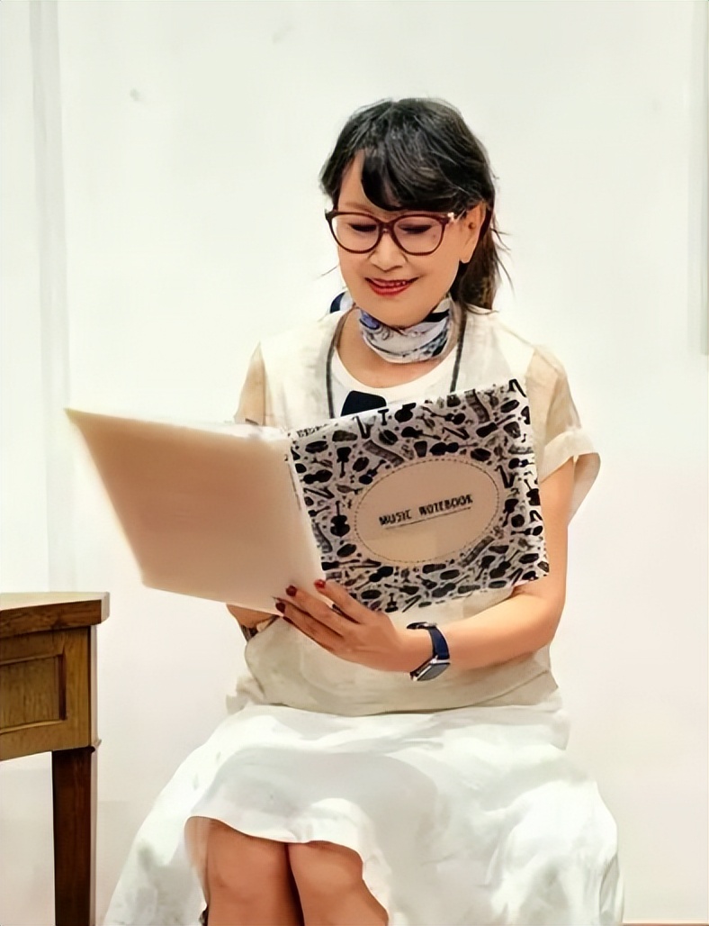 主持人燕子姐姐近况！69岁重返上海舞台，女儿是美国毕业的高材生