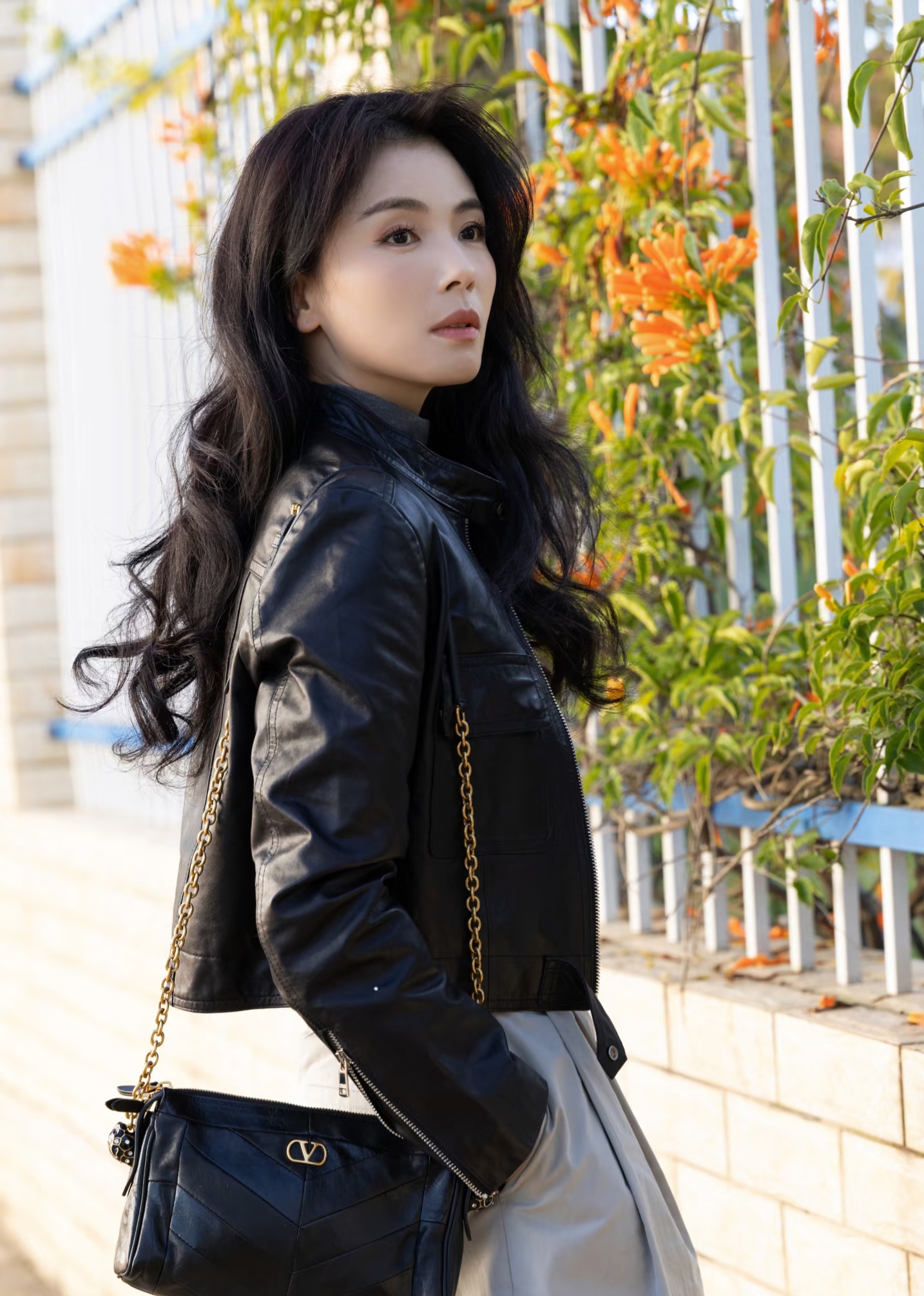 刘涛分享最新美照,黑皮衣配微卷长发,美得好耀眼