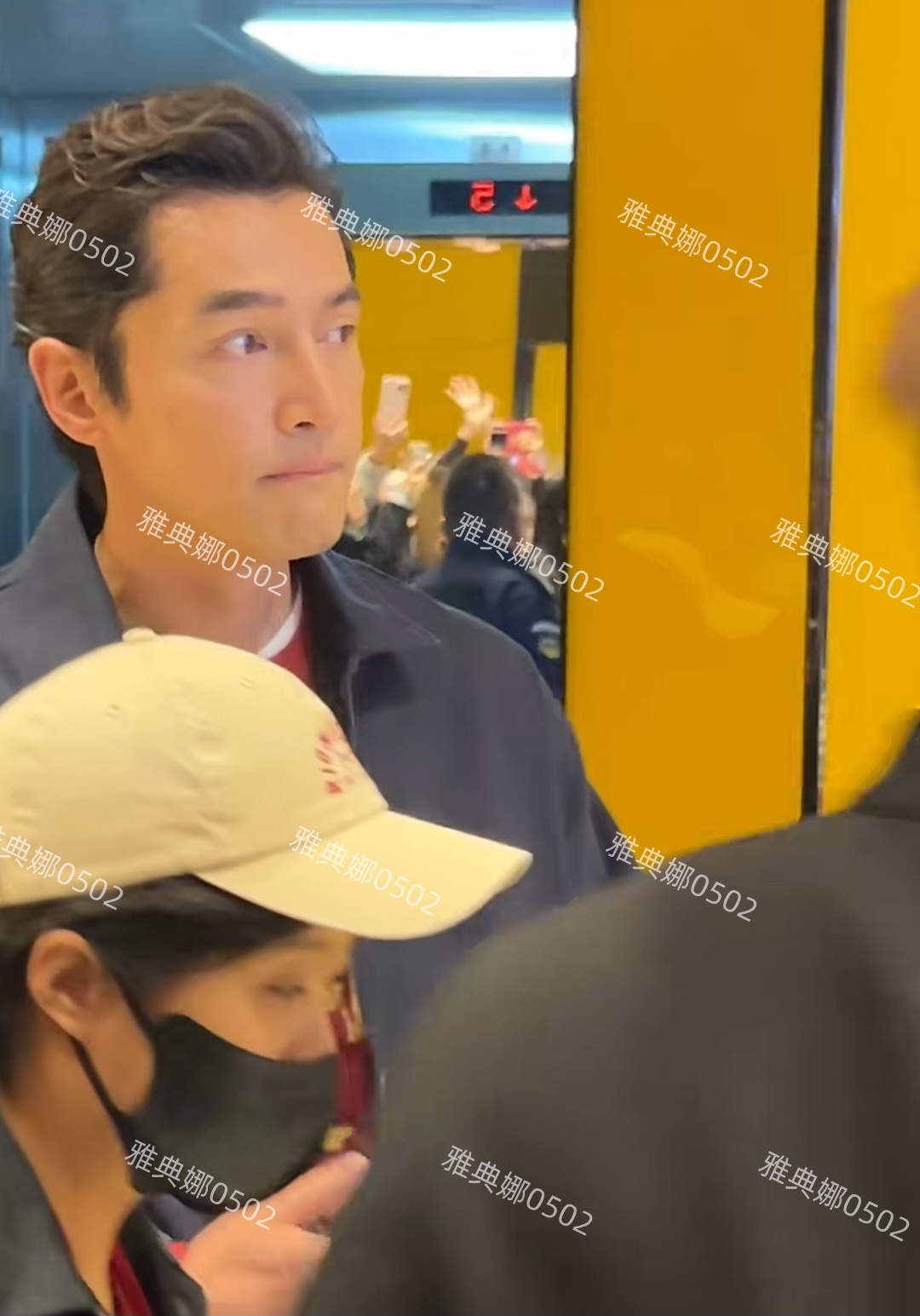 胡歌从身边走过啥感觉？他轻轻一瞥就当场路转粉，又高又帅好儒雅