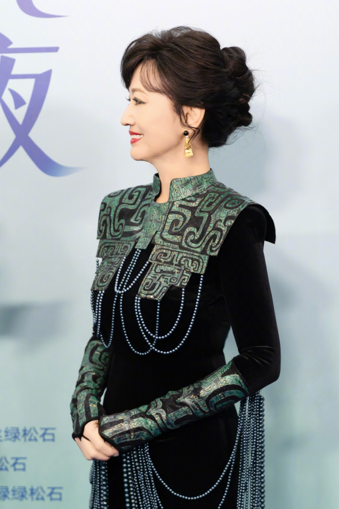 赵雅芝阿姨绿色粉黛写真，气质优雅大气太美了