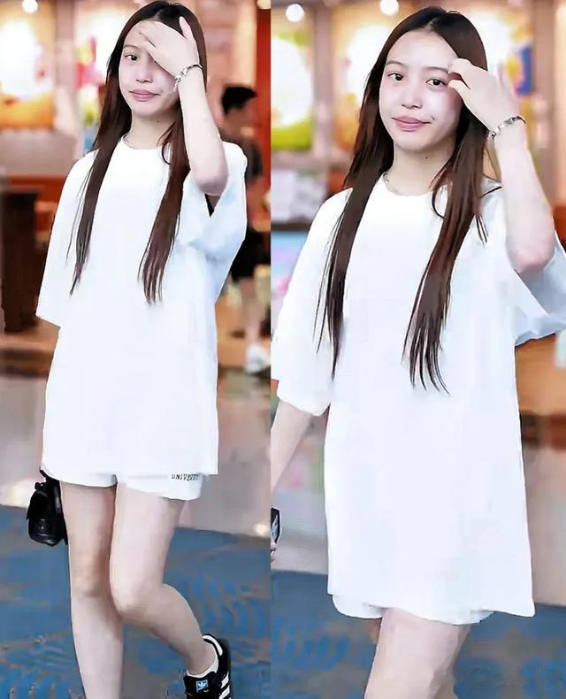 赵薇带妈妈和女儿现身机场，15岁小四月身材修长，长的更像黄有龙