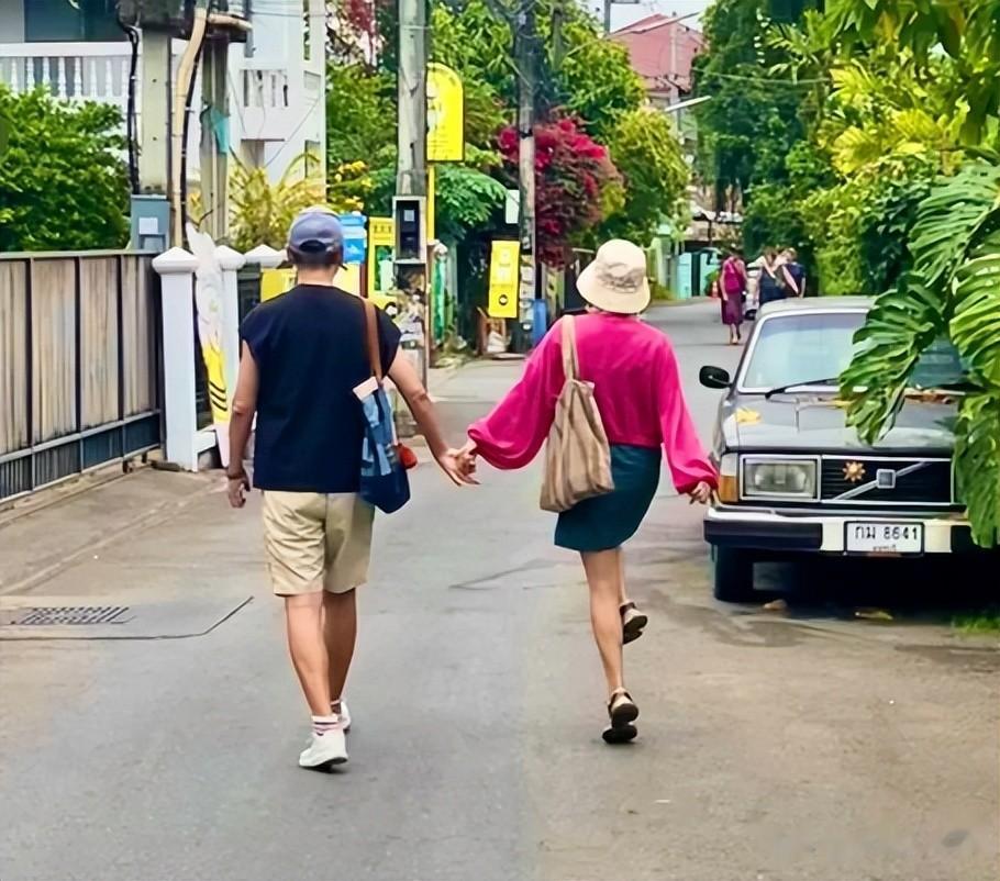 58岁李静飞清迈陪戴军过春节,两个人手牵手散步,相处更像夫妻