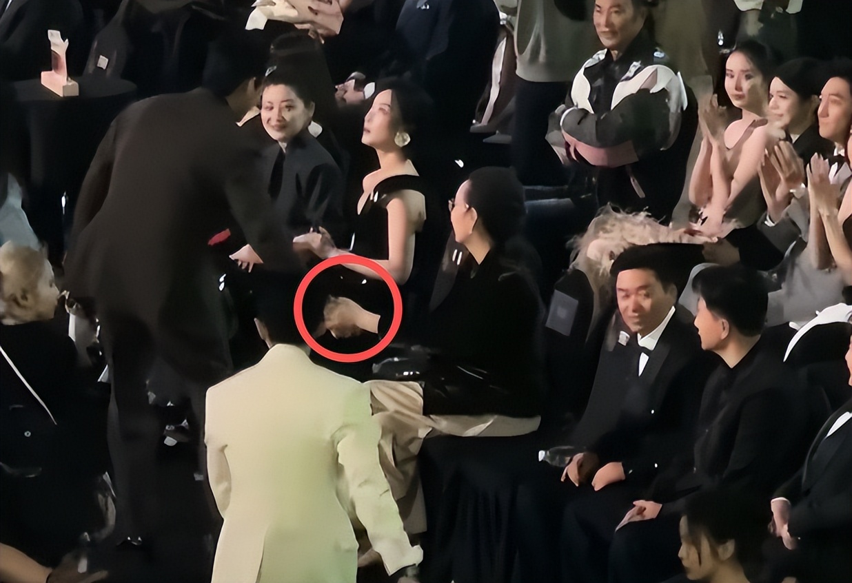 孩子父亲真相大白仅1月后，奚美娟低调露面，手足无措，落寞呆坐