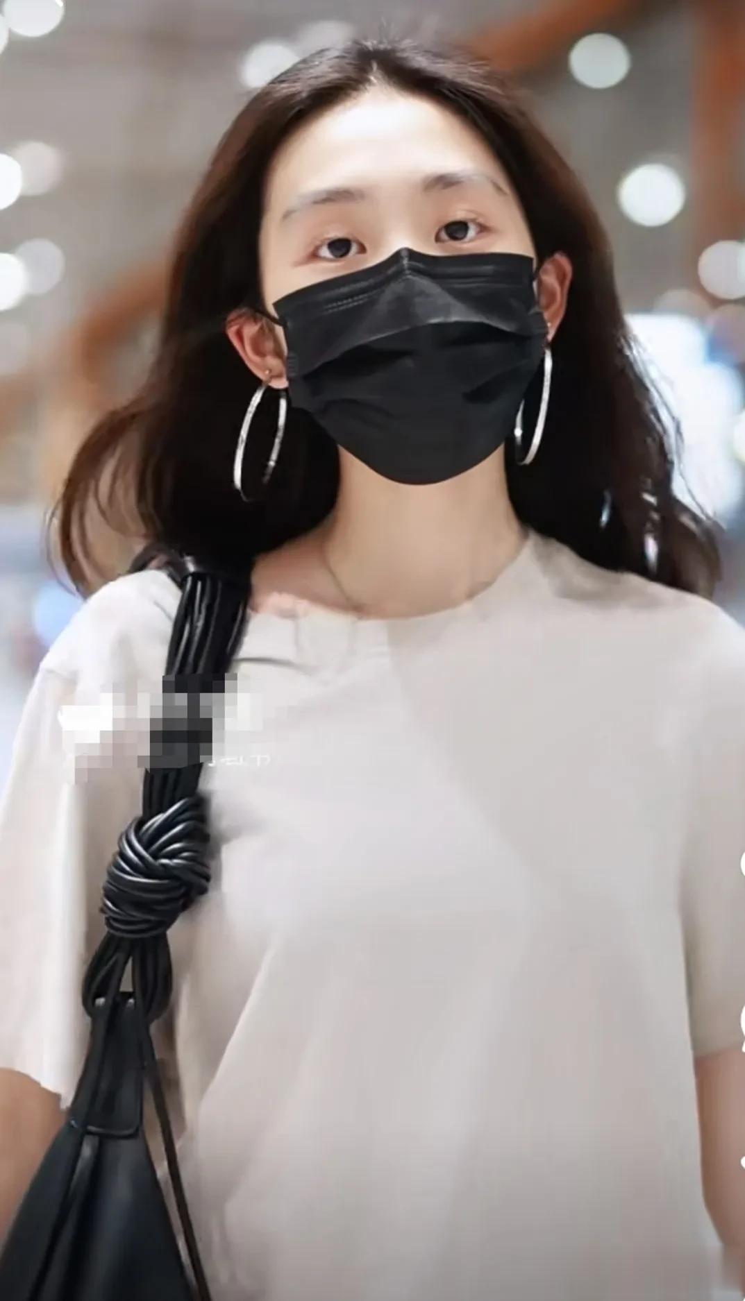 黄磊女儿黄多多现身机场，长发飘飘青春靓丽，穿搭简约大方得体！