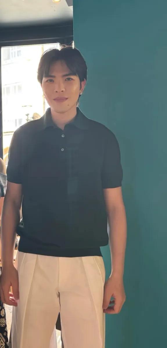 萧敬腾和林有慧牵手看温网,萧敬腾穿绿色西装很帅,他俩长得很像