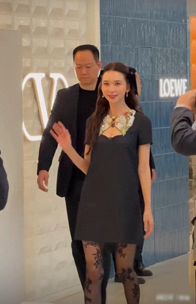用力过猛！51岁林志玲打扮“日系”现身上海，网友：又老又年轻