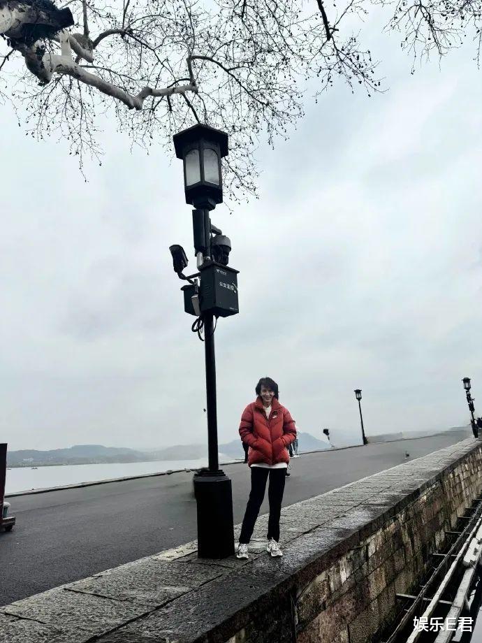 郑裕玲游杭州偶遇肖战,表情兴奋忍不住合照,粉丝祝二人早日同框