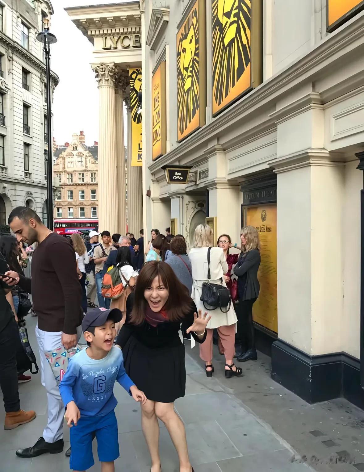 刘孜儿子生日晒全家福！在美国读书越长越像爸，和老公同框超甜