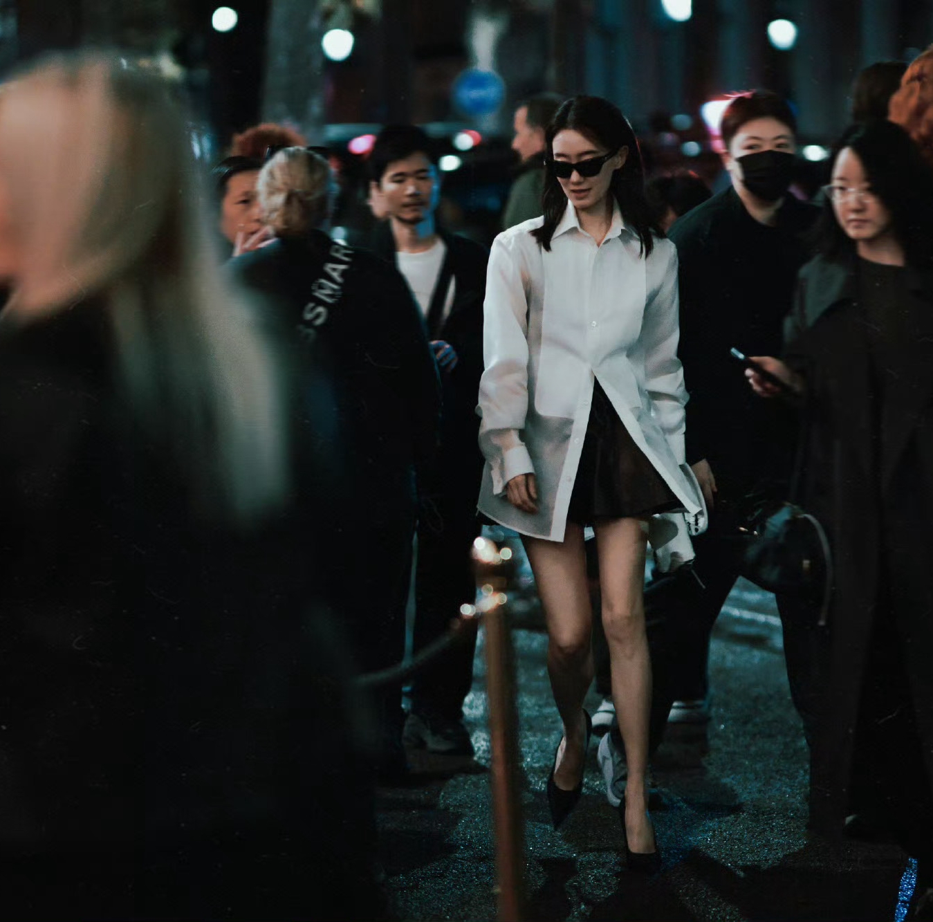 39岁张小斐亮相巴黎时装周，白衬衫搭配黑皮裙，帅酷有型