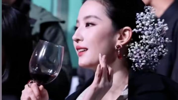 VOGUE这晚，江湖地位、人情世故，在没换礼服的刘亦菲身上体现了