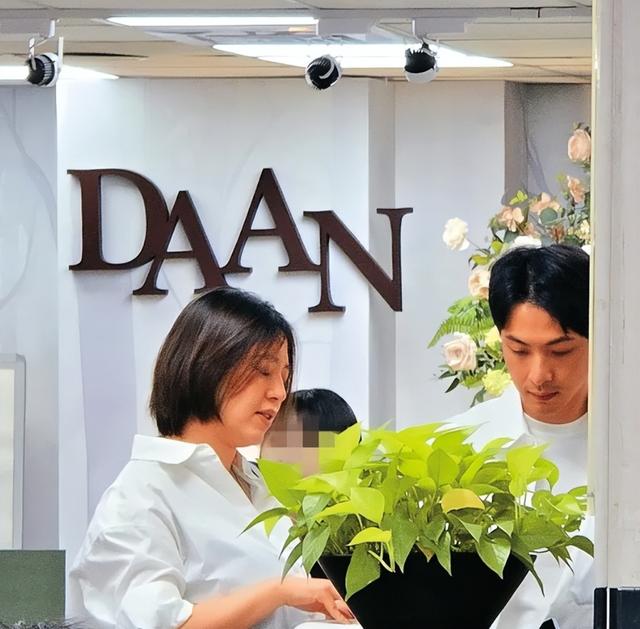 刘品言挺5个月孕肚登记结婚！素颜与老公拍领证照，脸胖到认不出