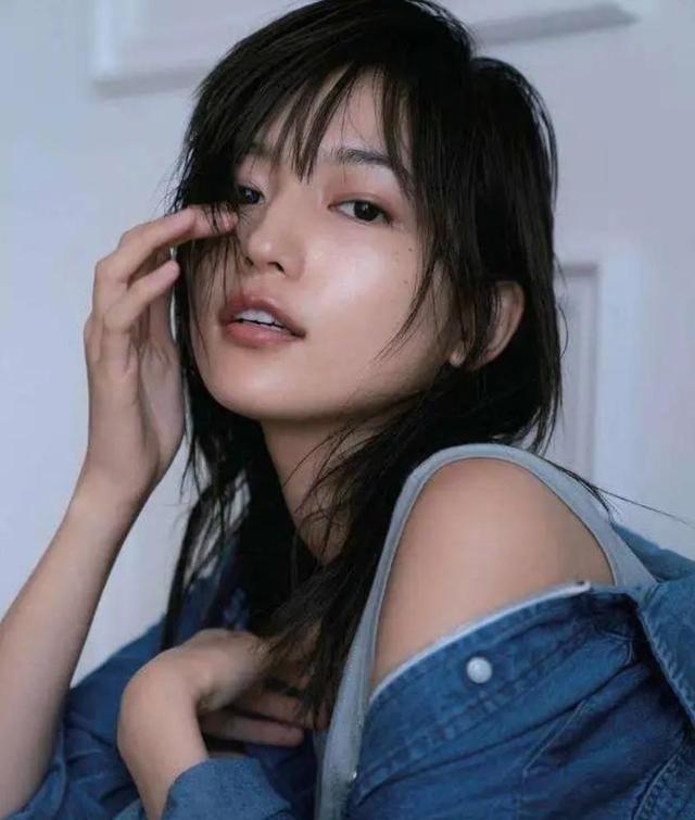 川口春奈:她是日本超典型的日本美少女 大眼圆脸,身材火辣辣