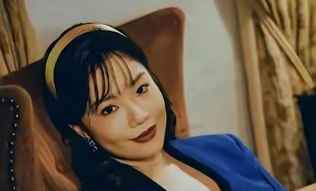 戏中土气丑陋，戏外却显优雅，33岁王菊展示了什么叫风格大变样！