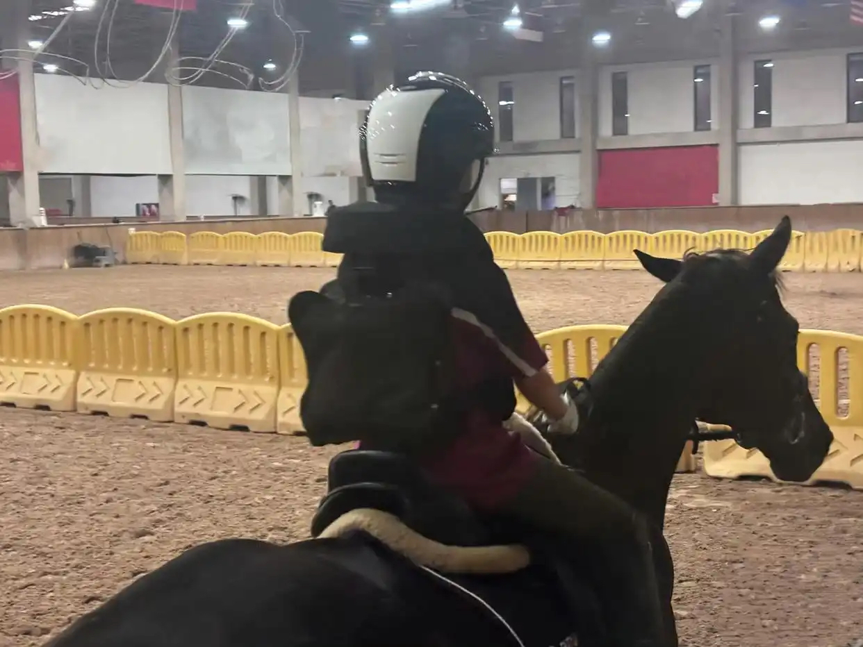 孙怡国庆节带女儿回老家，排队为大福买气球，素颜露面状态超好