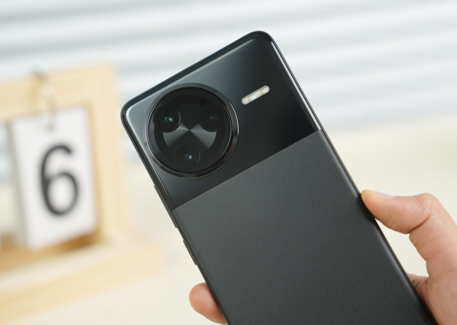 紅米果斷清倉！512GB暴跌1200元，驍龍8至尊版+2K屏+120W快充