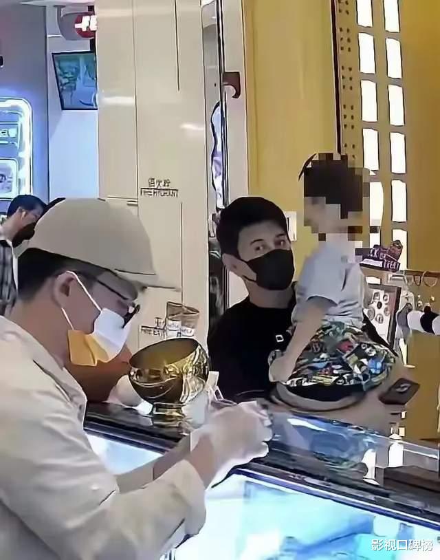 刘诗诗带儿子出门聚餐，6岁步步在地上撒泼打滚，性格活泼像魔丸