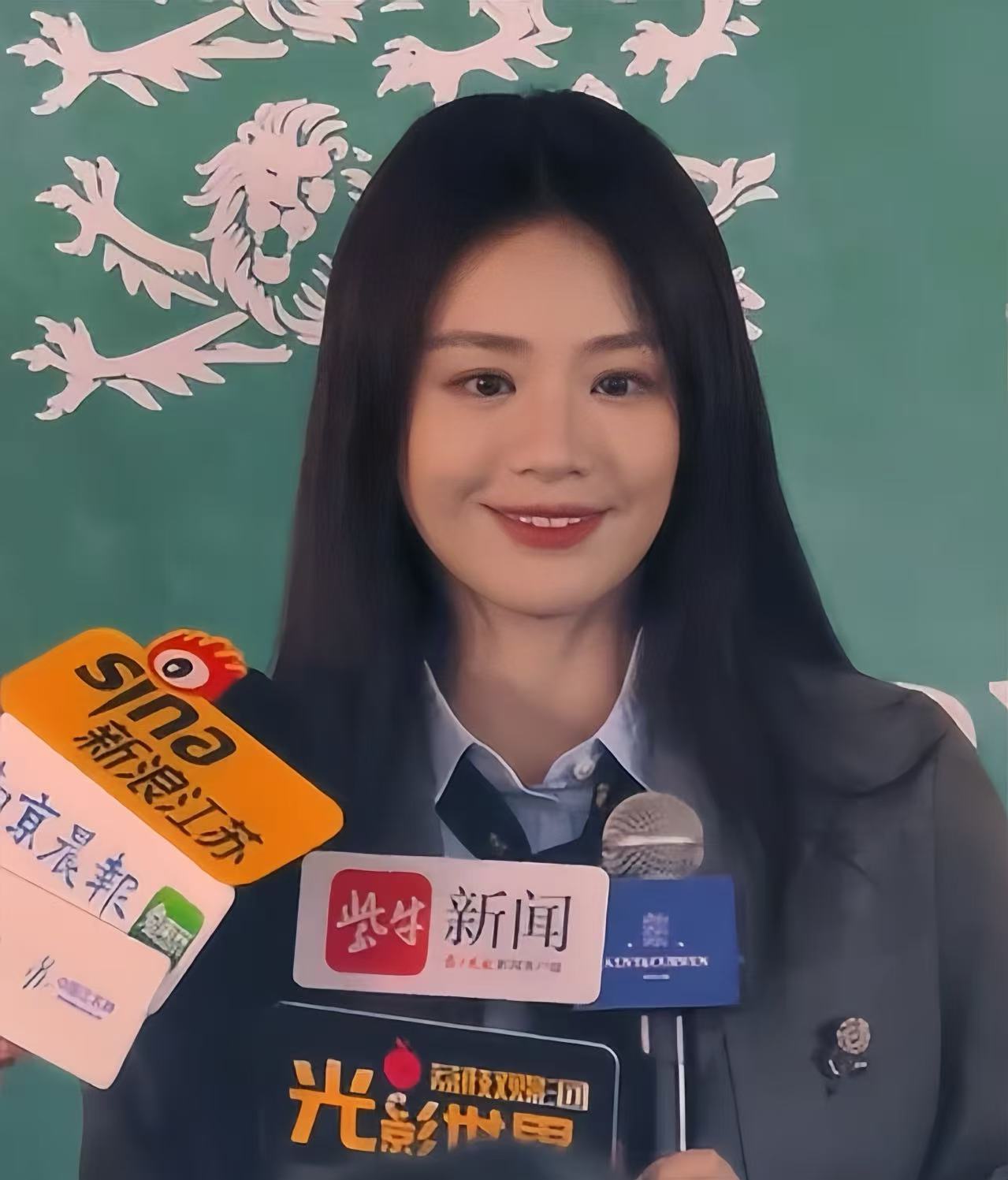 马思纯南京出席活动!穿超短裙腿又粗又壮,一身学院装撞脸王诗龄