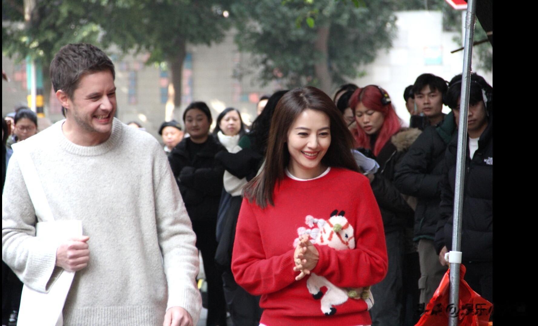 高圆圆成都街头被偶遇,穿红色毛衣好喜庆,46岁仍美得发光