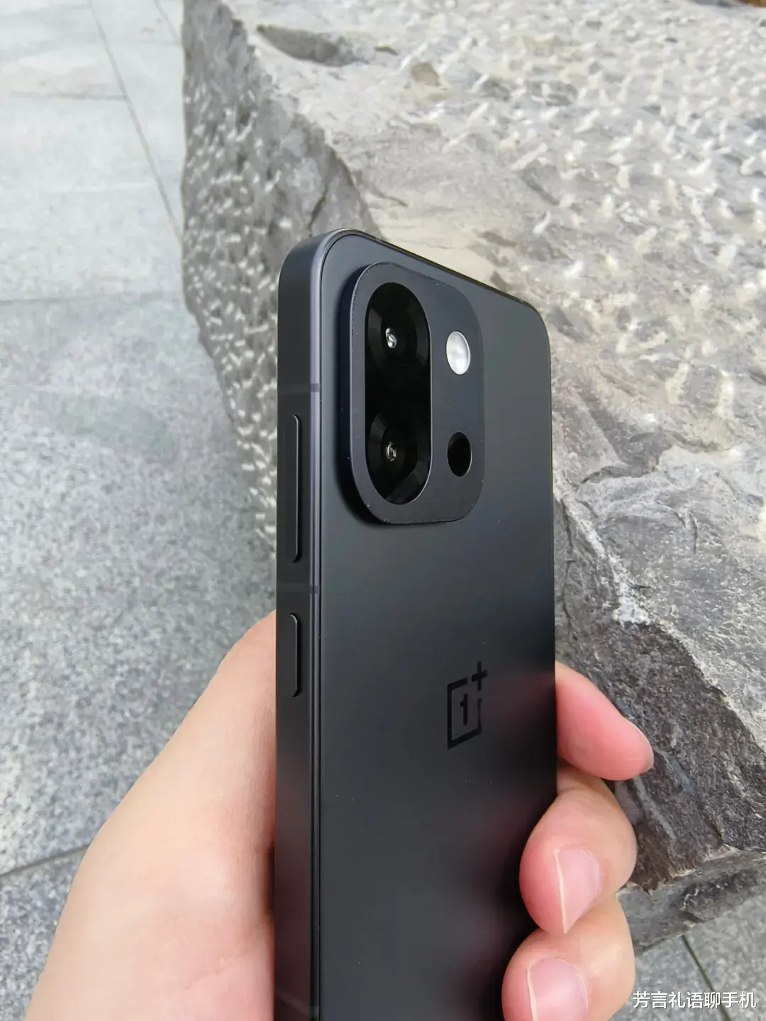 這才是小屏手機中的“性價比之王”？質感出色、全方位能打，價格更低