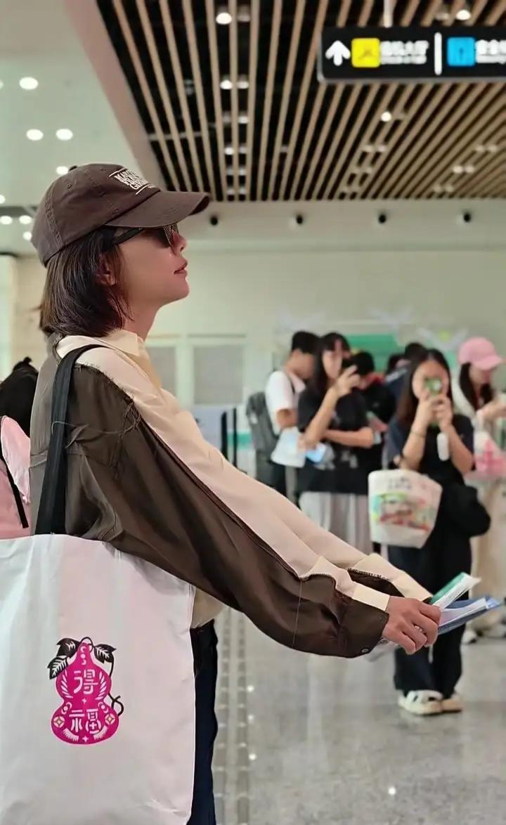 王珞丹现身机场，简约穿搭尽显松弛气质