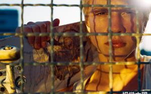 爸爸和未婚妻为哄抑郁症养兄，跪地哀求我搬走，可我火速逃离后，被折磨崩溃的他们却求我回去当靶子