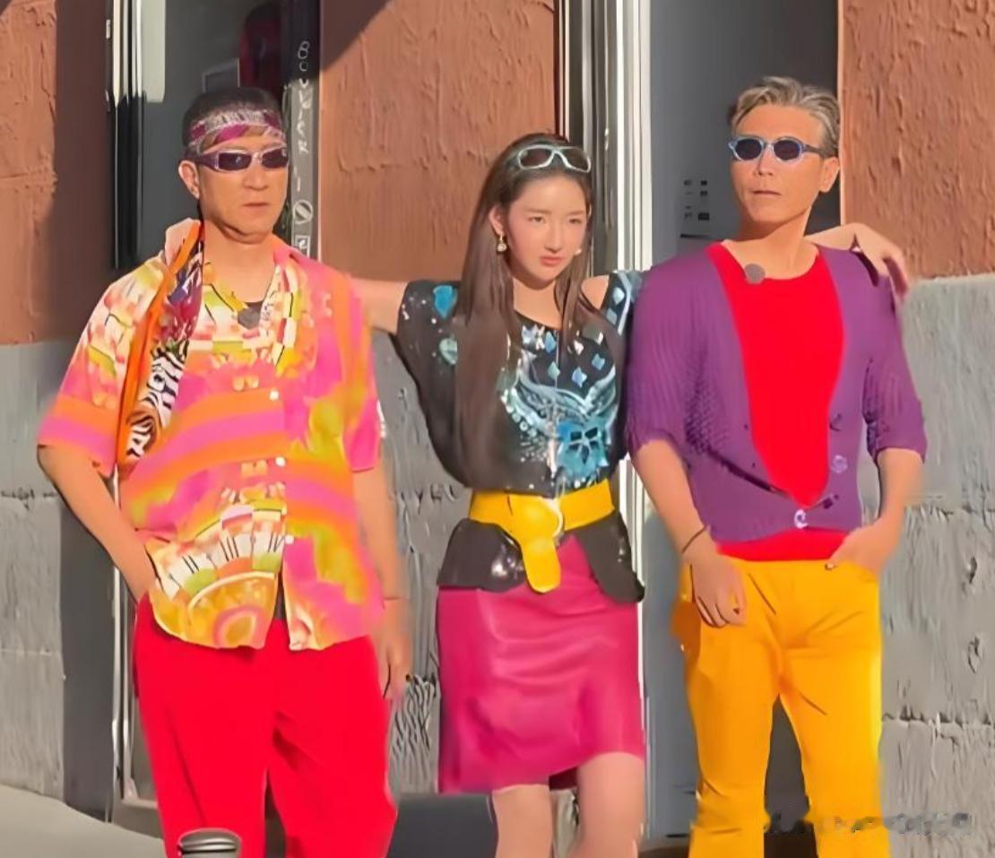 54岁孙红雷与50岁李乃文 28岁王玉雯现身街头，三人穿着鲜艳 好时髦