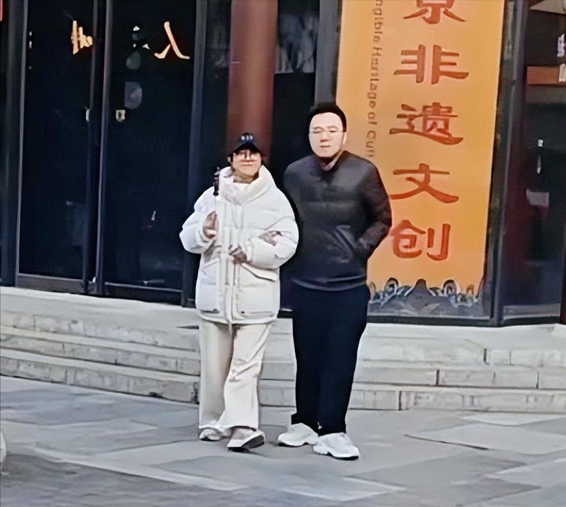 巴图夫妇被拍北京逛街！巴图挽着老婆的胳膊，头大没脖子像老太太
