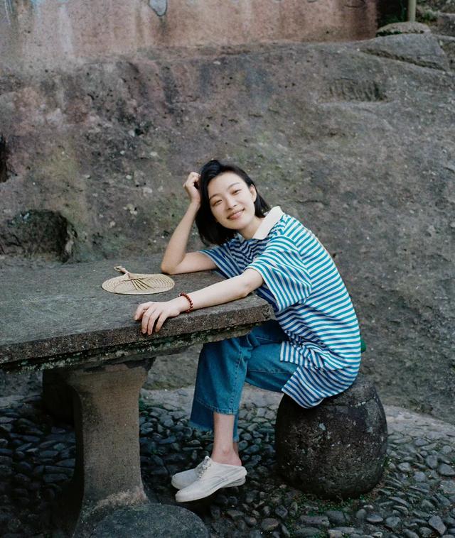 倪妮换了发型带火了松弛感穿搭，紫色衬衫配小白裙，直接美出圈！