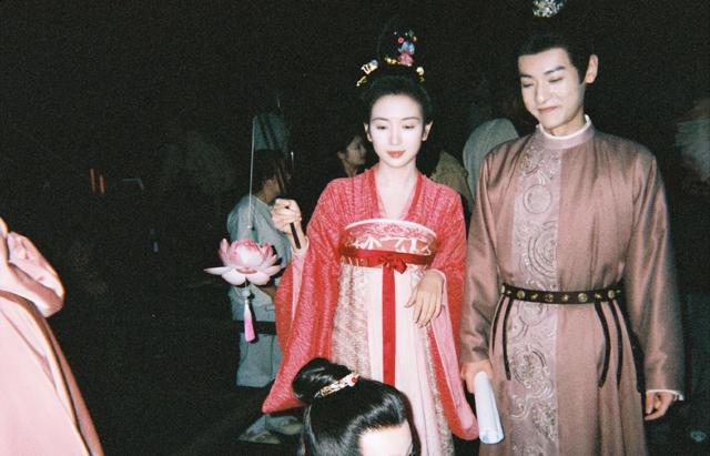 众星告别《韶华若锦》，包上恩千字长文，宋威龙、代露娃都播新剧