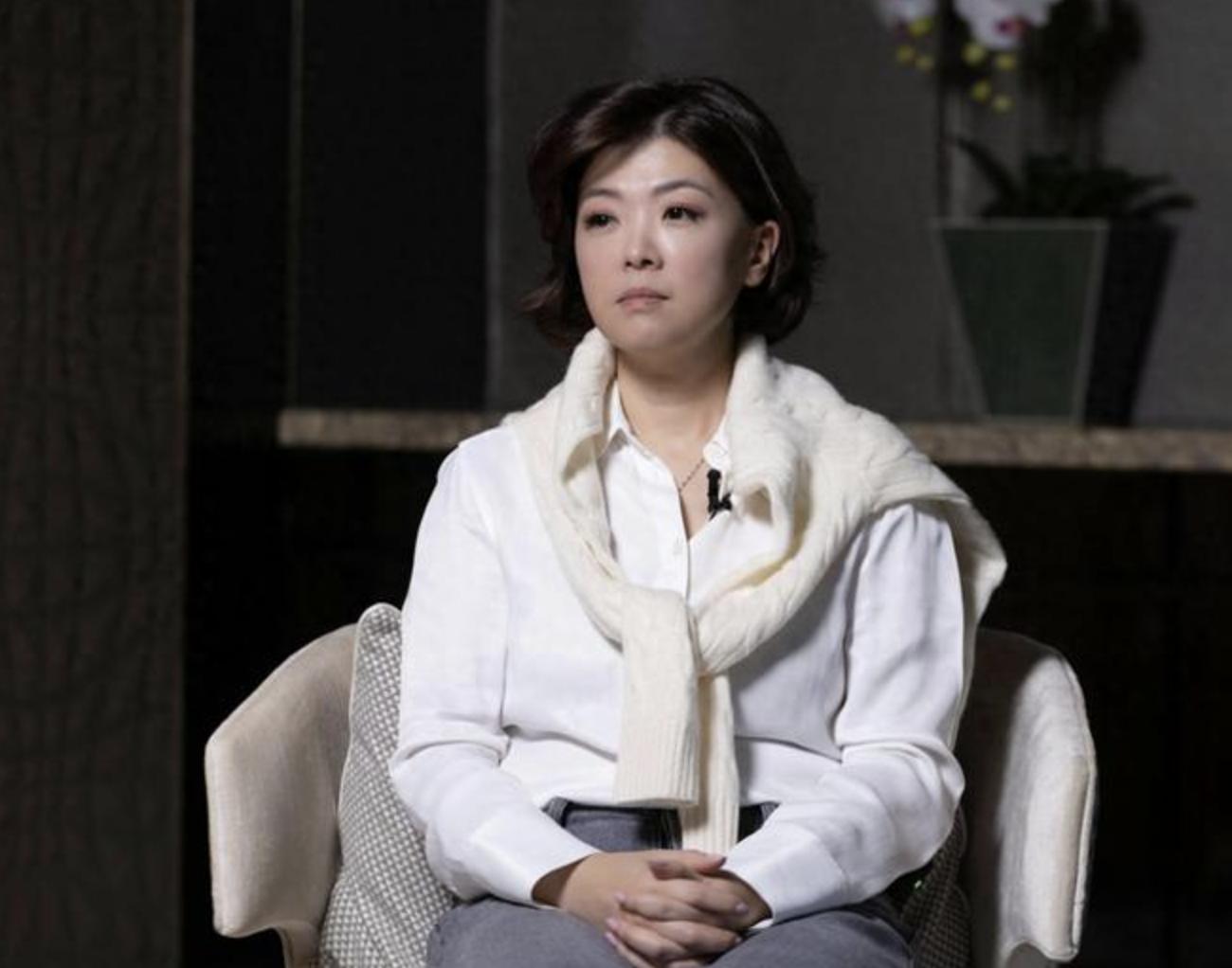 翁嘉穗与佘诗曼合照，同届港姐冠季军时隔28年碰面，气质不相上下