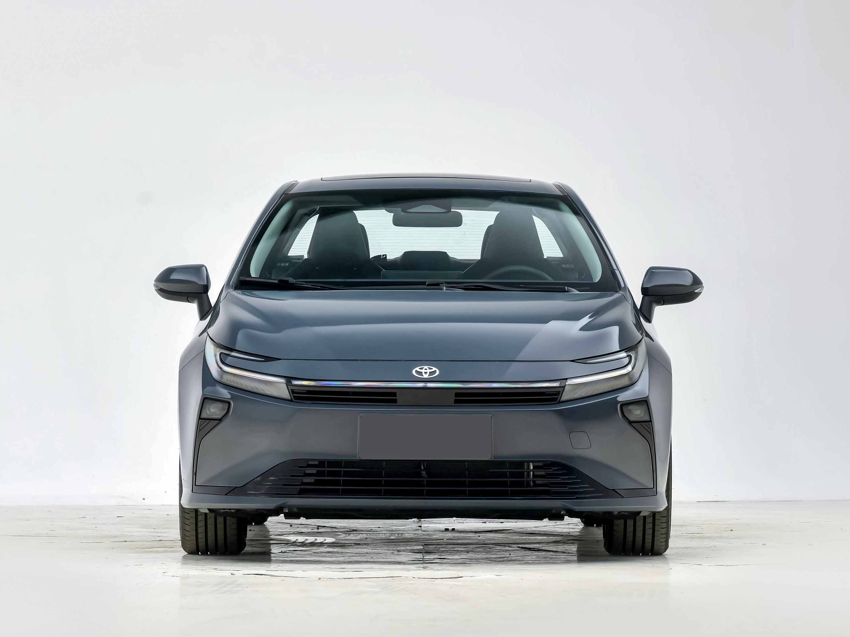 9.9万拿下丰田混动家轿，1.8L油电混动+4L多油耗，比新能源香？