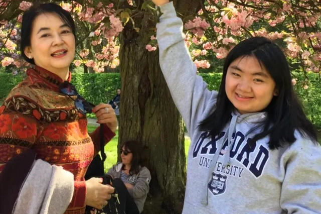 67岁胡慧中现身香港，带女儿看樱花，女儿身材臃肿，长相中等偏下