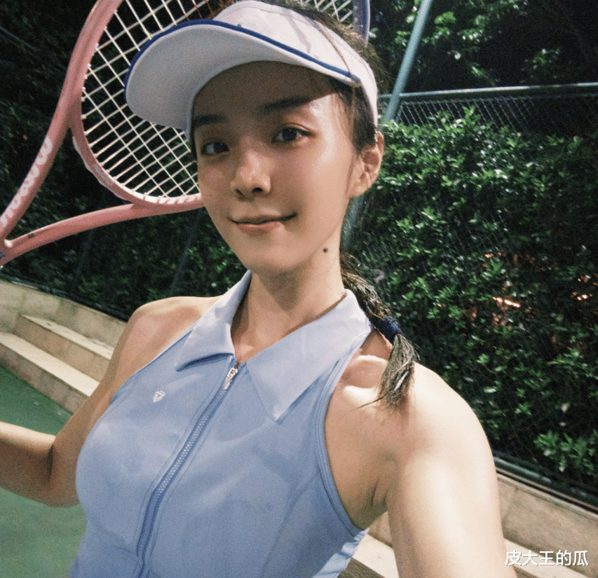 余霜晒健身日常，自嘲晚上秒变饿狼，网友：怪不得管大校日渐消瘦