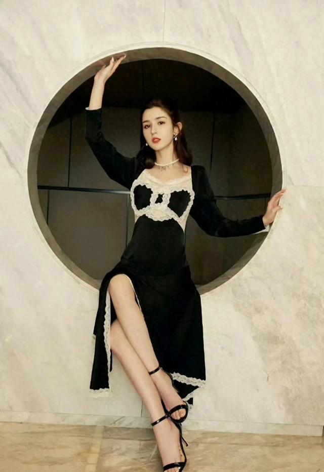 哈妮克孜 一字带高跟鞋 ???