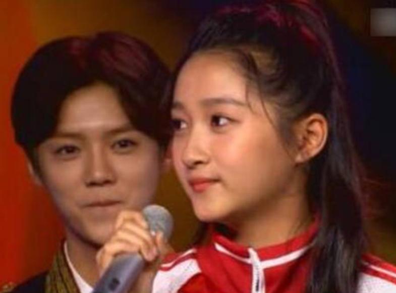 这一次,风光亮相米兰时装周的关晓彤,彻底撕碎了鹿晗最后的体面