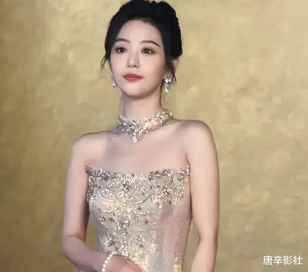 演技不够,滤镜来凑?这些短剧女演员的颜值争议,到底谁的问题?