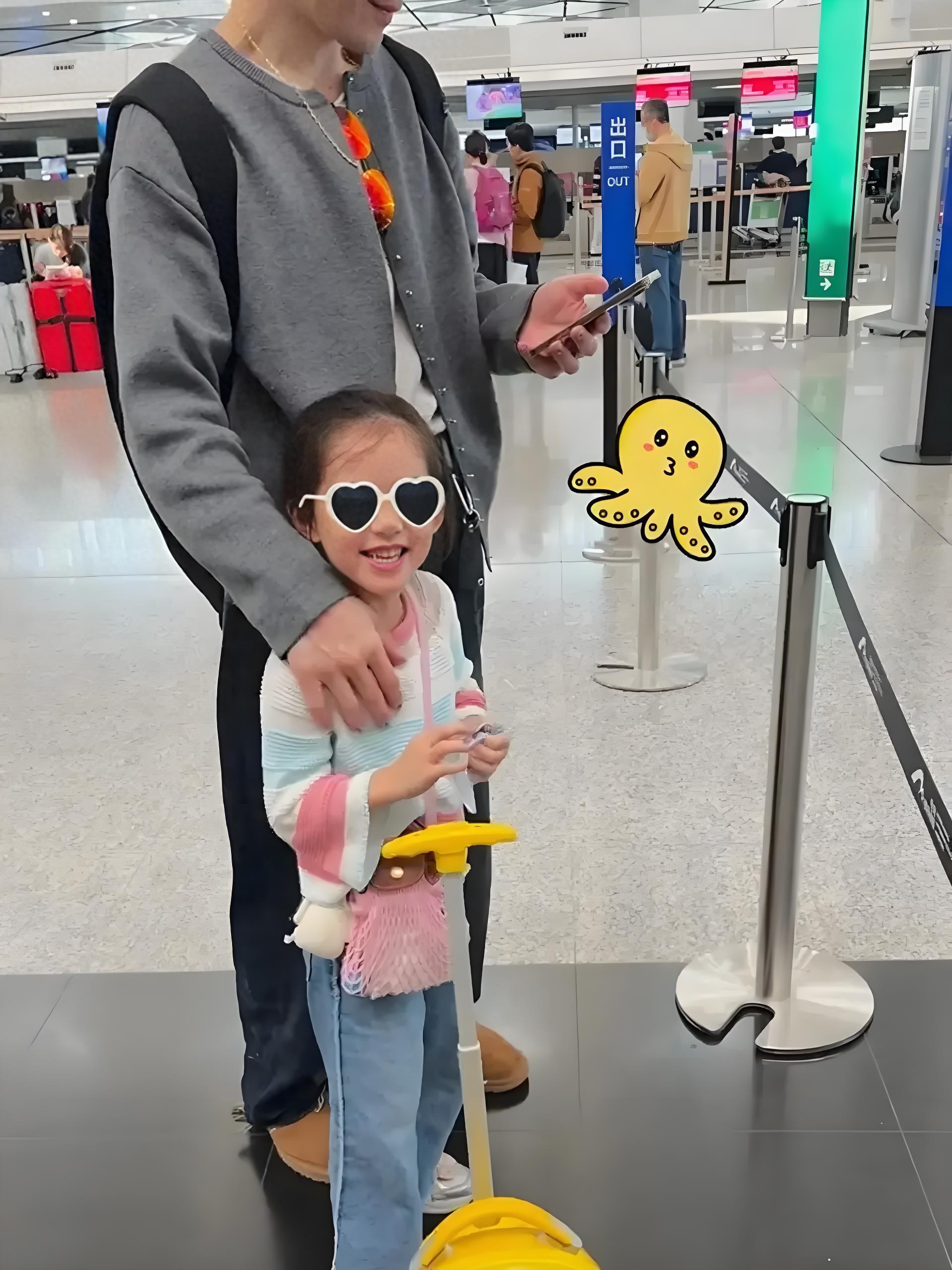 郭碧婷带女儿机场送向佐,女儿舍不得爸爸哭了,向佐也难过落泪!