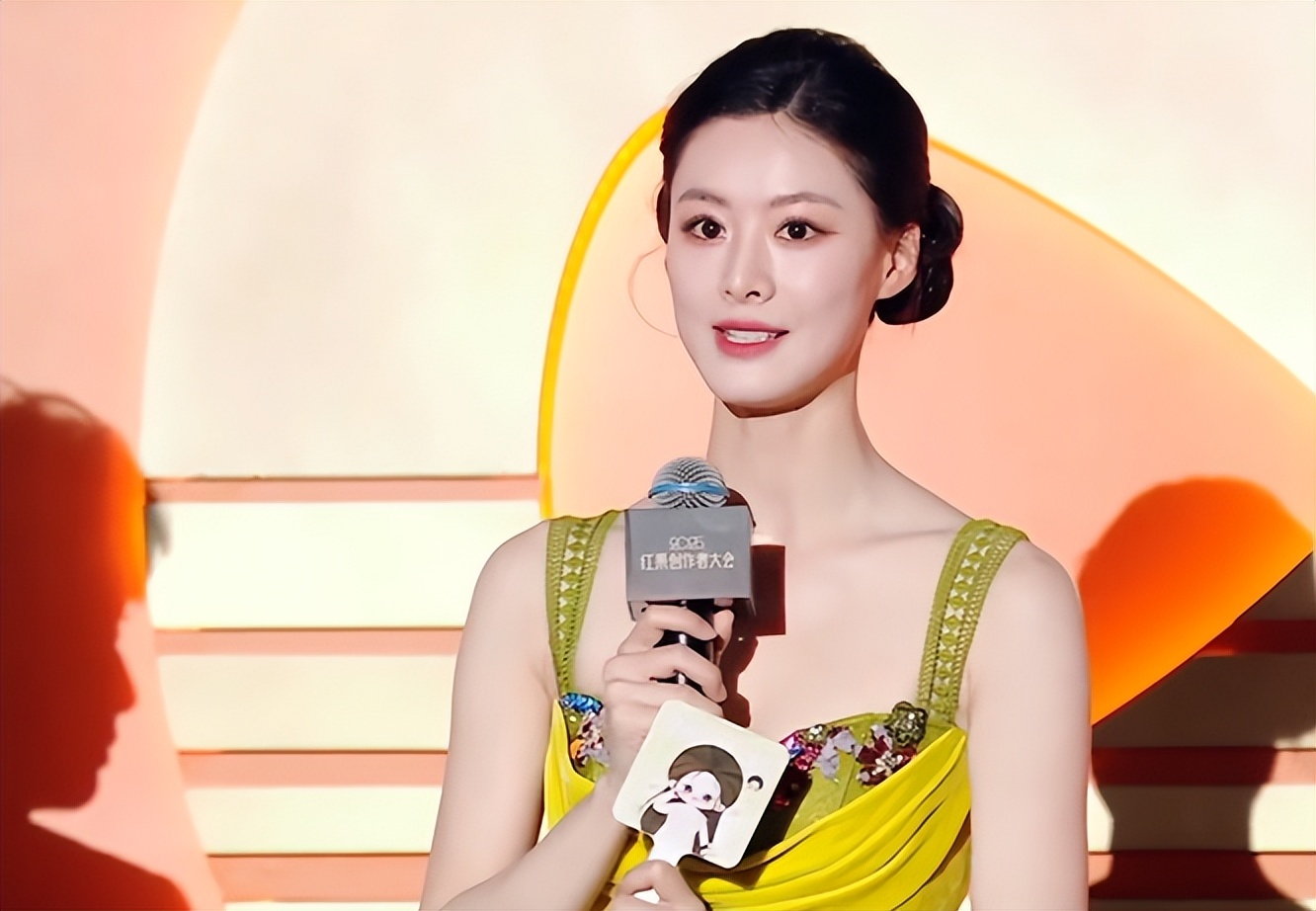 短剧红毯成“见光死”现场，没了美颜和修图，遍地普男普女