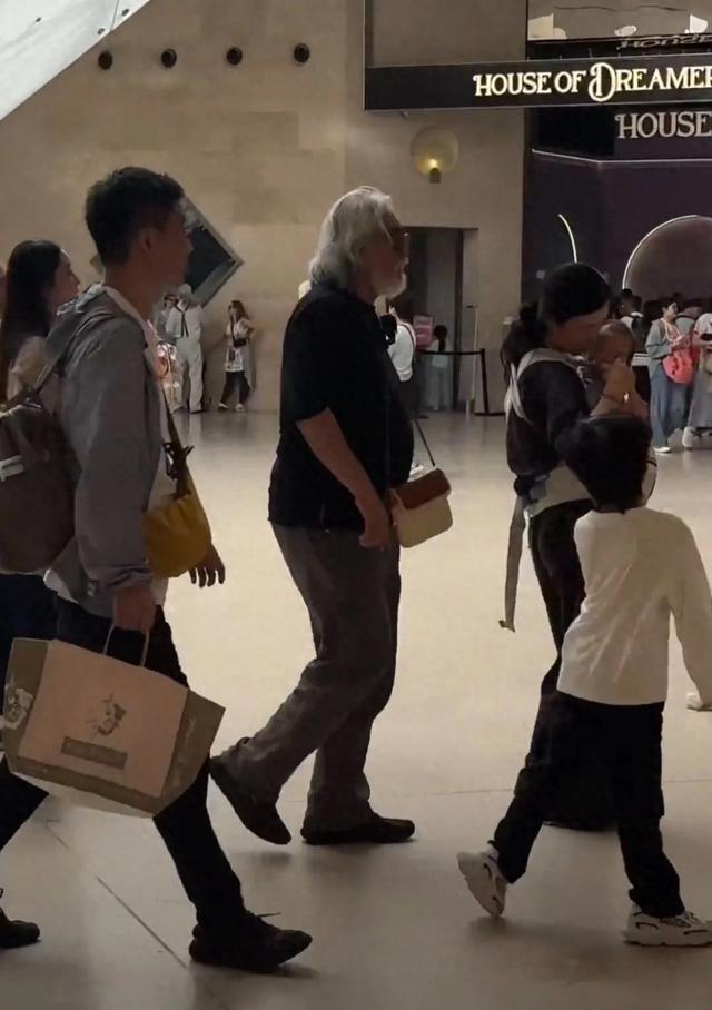 张纪中带孩子到法国旅游，亲自背着小女儿，杜星霖脸色憔悴状态差
