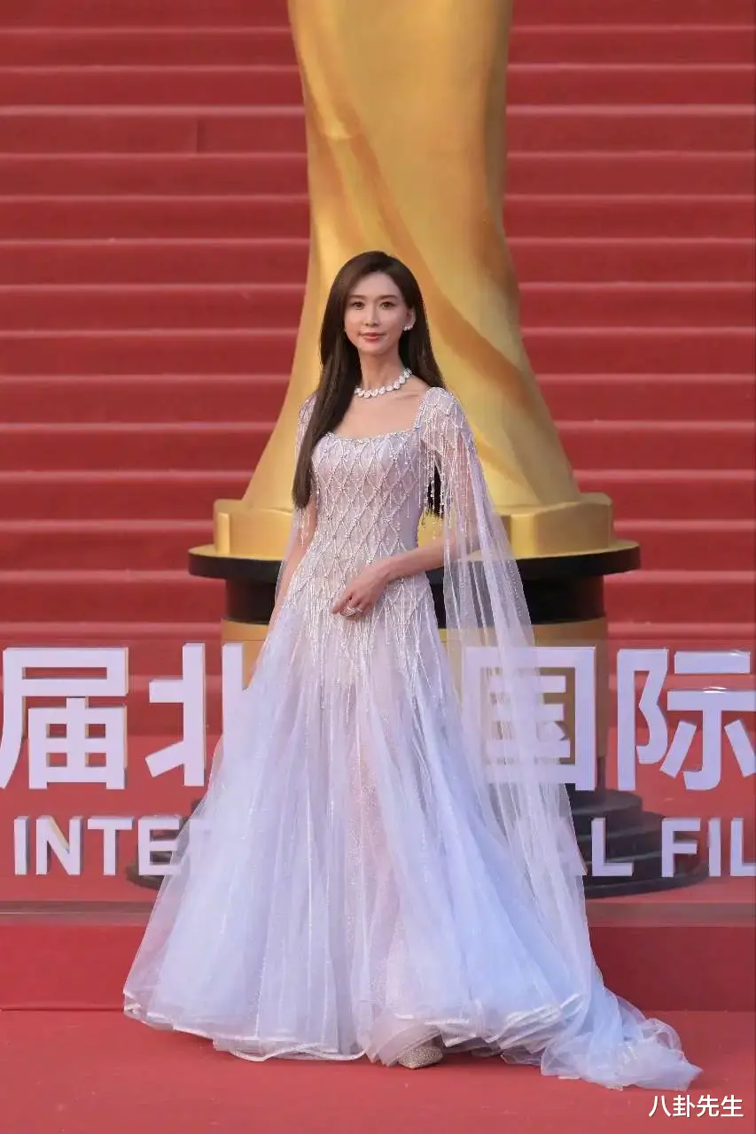 北影节闭幕红毯：倪妮粉裙亮眼，林志玲仙气十足，马丽知性温柔