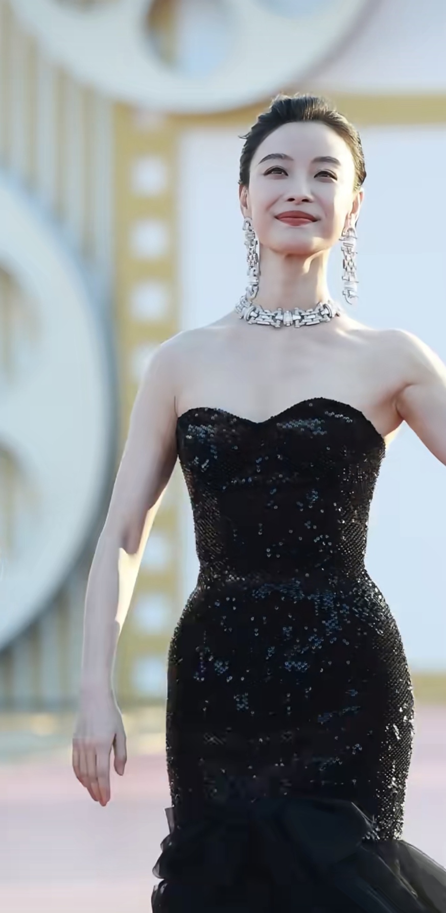 老天开眼了！关晓彤终于穿对 像神女下凡，辛芷蕾穿成紫茄子 好搞笑